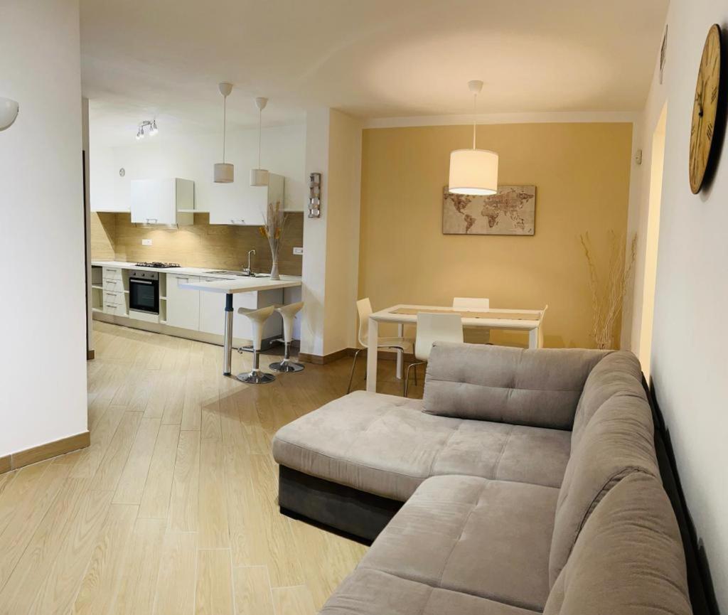 Comecasa Modern Apartment In Historical Centre Asti Exterior photo